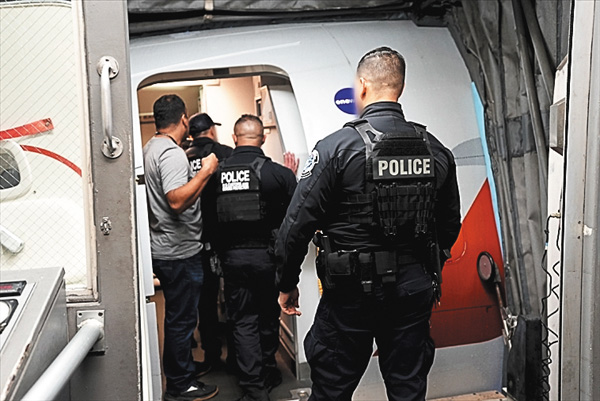 （新）仰天！運び屋vs取締屋in全米エアポート 9