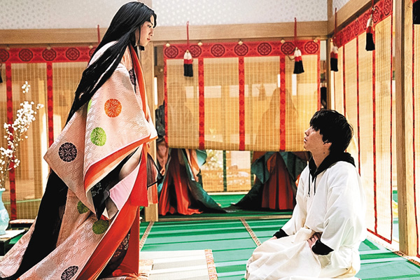 (映)十二単衣を着た悪魔
